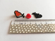 Load image into Gallery viewer, Little robin enamel pin, Christmas pin, memory robin, choice of backing cards
