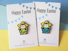 Load image into Gallery viewer, Penguin daffodil enamel pin, Cute Happy Easter gift, penguin spring badge, enamel pins