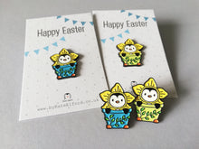 Load image into Gallery viewer, Penguin daffodil enamel pin, Cute Happy Easter gift, penguin spring badge, enamel pins