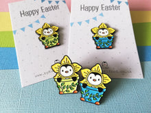 Load image into Gallery viewer, Penguin daffodil enamel pin, Cute Happy Easter gift, penguin spring badge, enamel pins