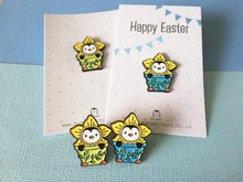 Load image into Gallery viewer, Penguin daffodil enamel pin, Cute Happy Easter gift, penguin spring badge, enamel pins