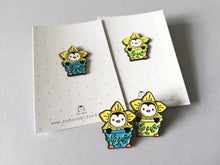 Load image into Gallery viewer, Penguin daffodil enamel pin, Cute spring badge, flower enamel pins