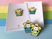 Load image into Gallery viewer, Penguin daffodil enamel pin, Cute spring badge, flower enamel pins