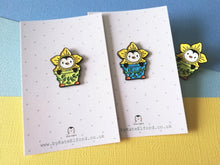 Load image into Gallery viewer, Penguin daffodil enamel pin, Cute spring badge, flower enamel pins