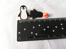 Load image into Gallery viewer, Penguin enamel pin by a ruler to show the size - 2.5cm
