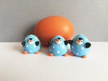 Load image into Gallery viewer, Miniature pottery penguin egg
