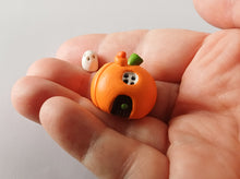 Load image into Gallery viewer, Tiny pumpkin house and ghost
