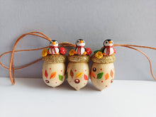 Load image into Gallery viewer, Tiny penguin and acorn
