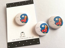 Load image into Gallery viewer, Little hedgehog and happy moon button badges
