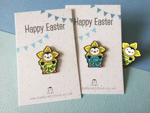Load image into Gallery viewer, Penguin daffodil enamel pin, Cute Happy Easter gift, penguin spring badge, enamel pins
